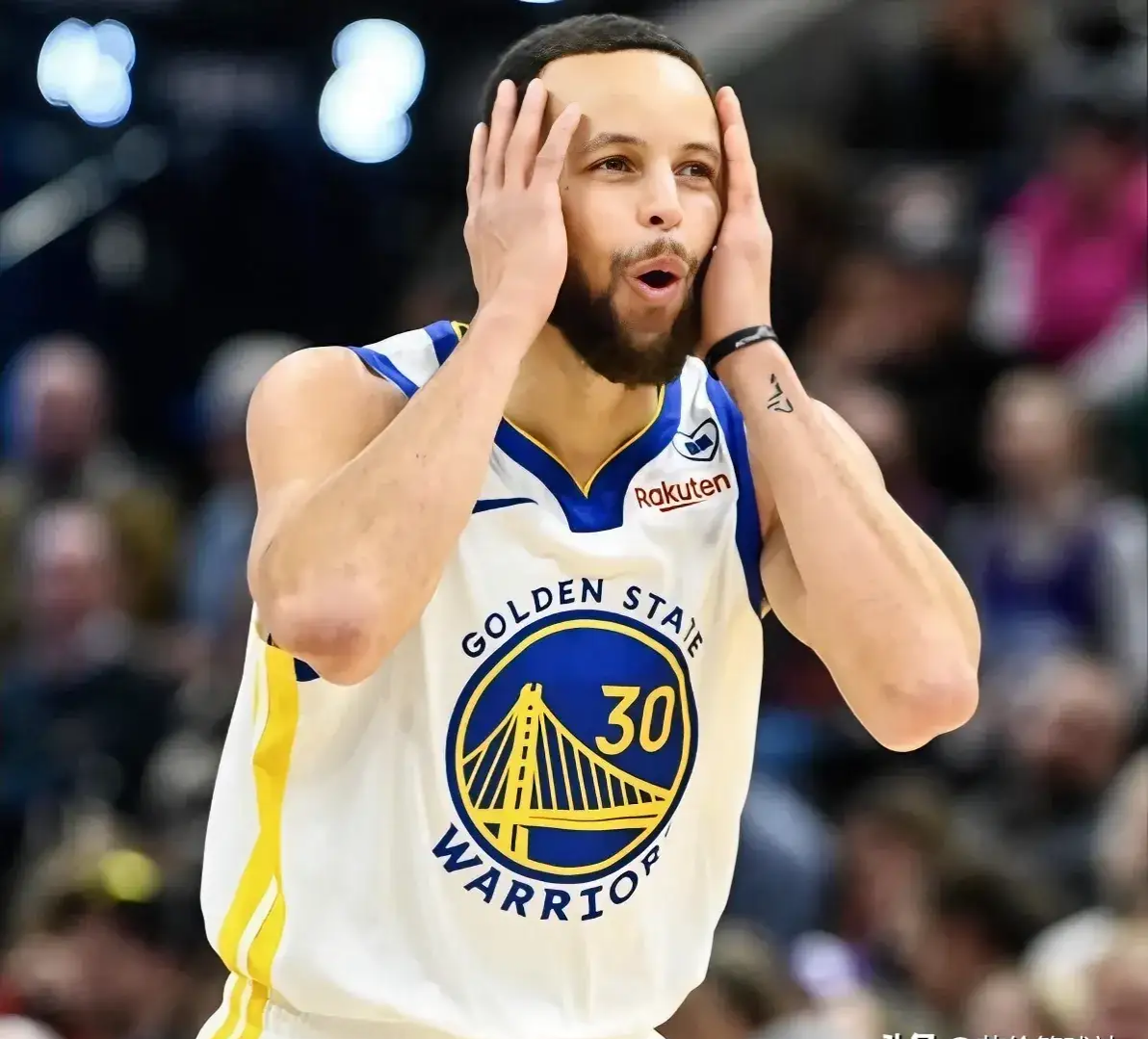 莱万多夫斯基迎来七赛季出色发挥,SKT观众热烈欢呼!引发球迷热议(莱万多夫斯基什么水平)-九游体育APP